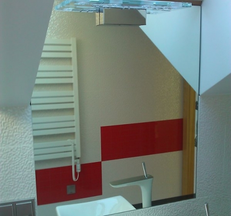 Lustro montowane między płytki