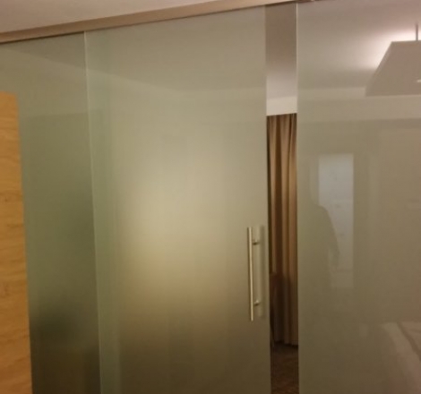 Zabudowa ze szkła hartowanego z drzwiami przesuwnymi