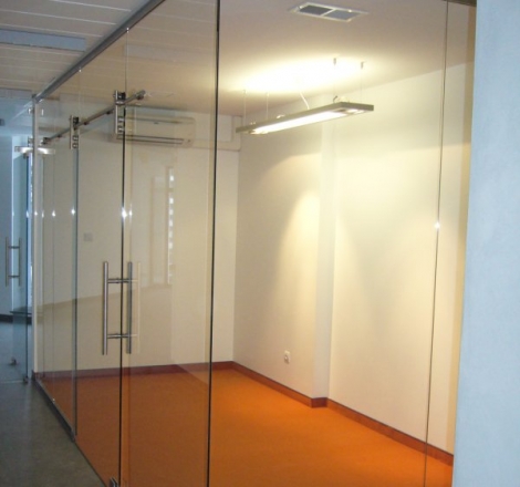 Salka konferencyjna ze szkła hartowanego z drzwiami przesuwnymi