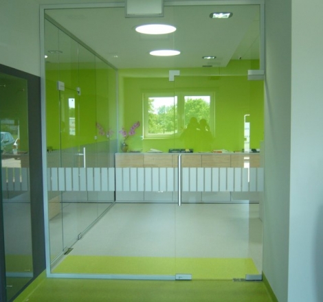 Ścianka szklana z drzwiami